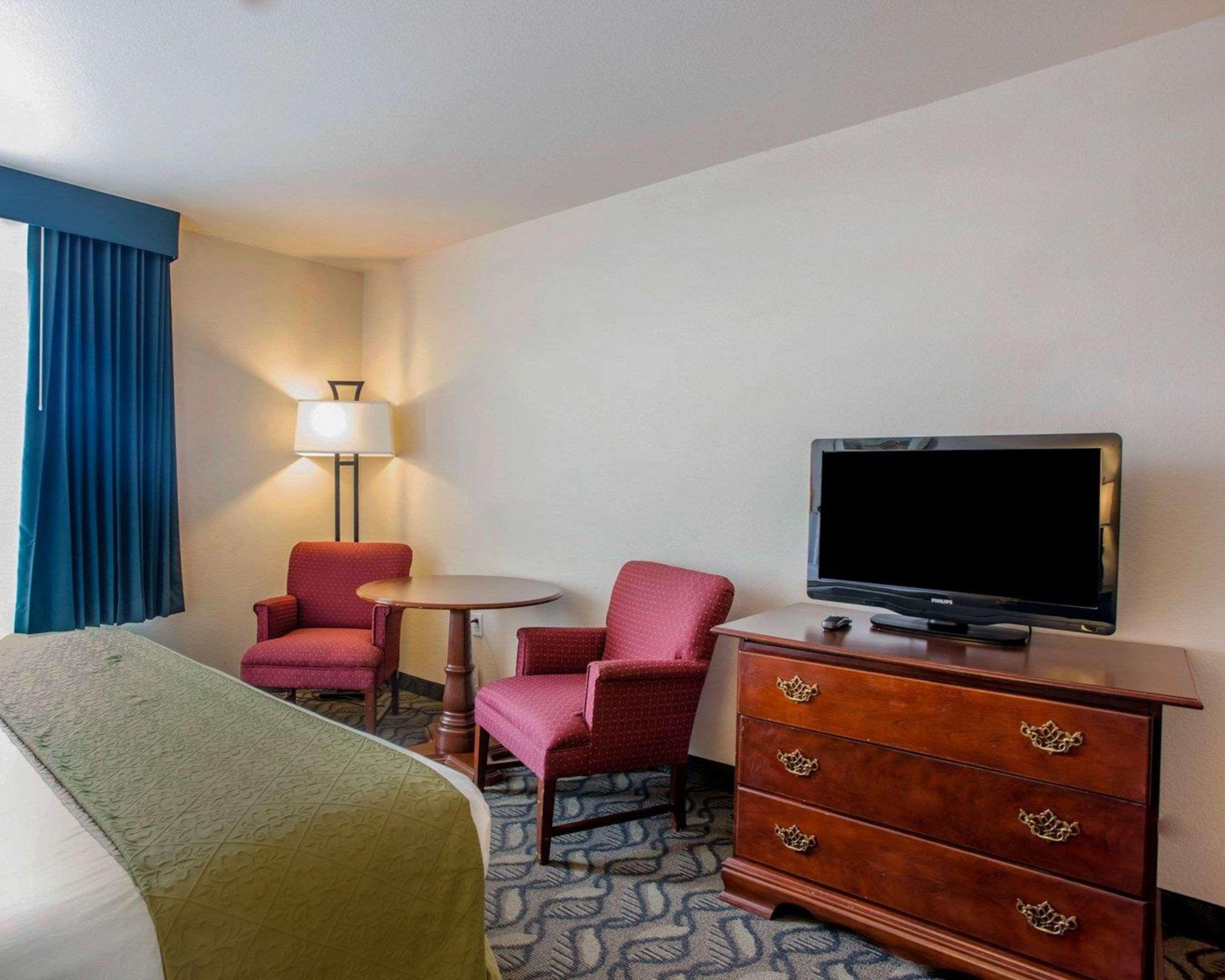 Quality & Airport West Hotel 3*