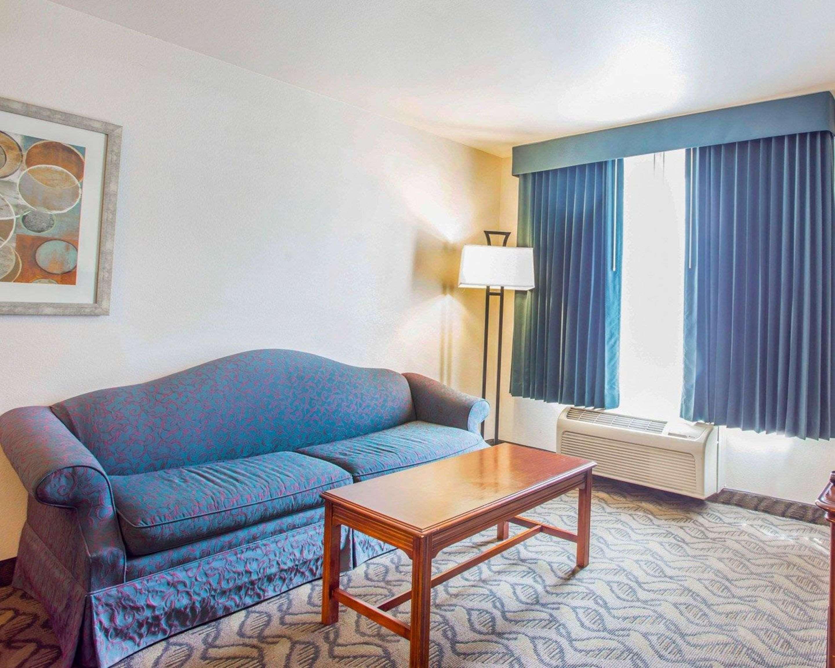 Quality & Airport West Hotel 3*
