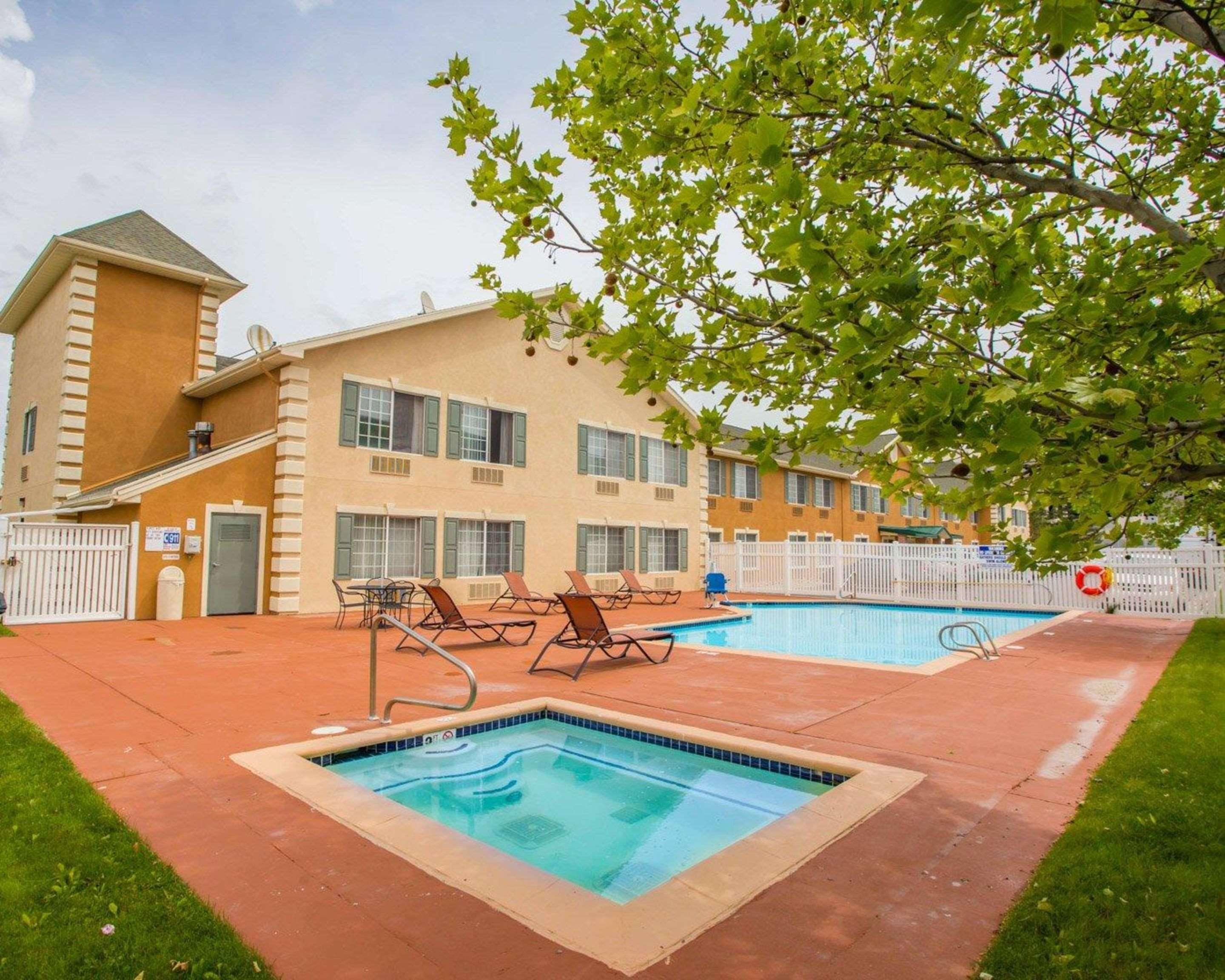 Quality & Airport West Hotel 3*
