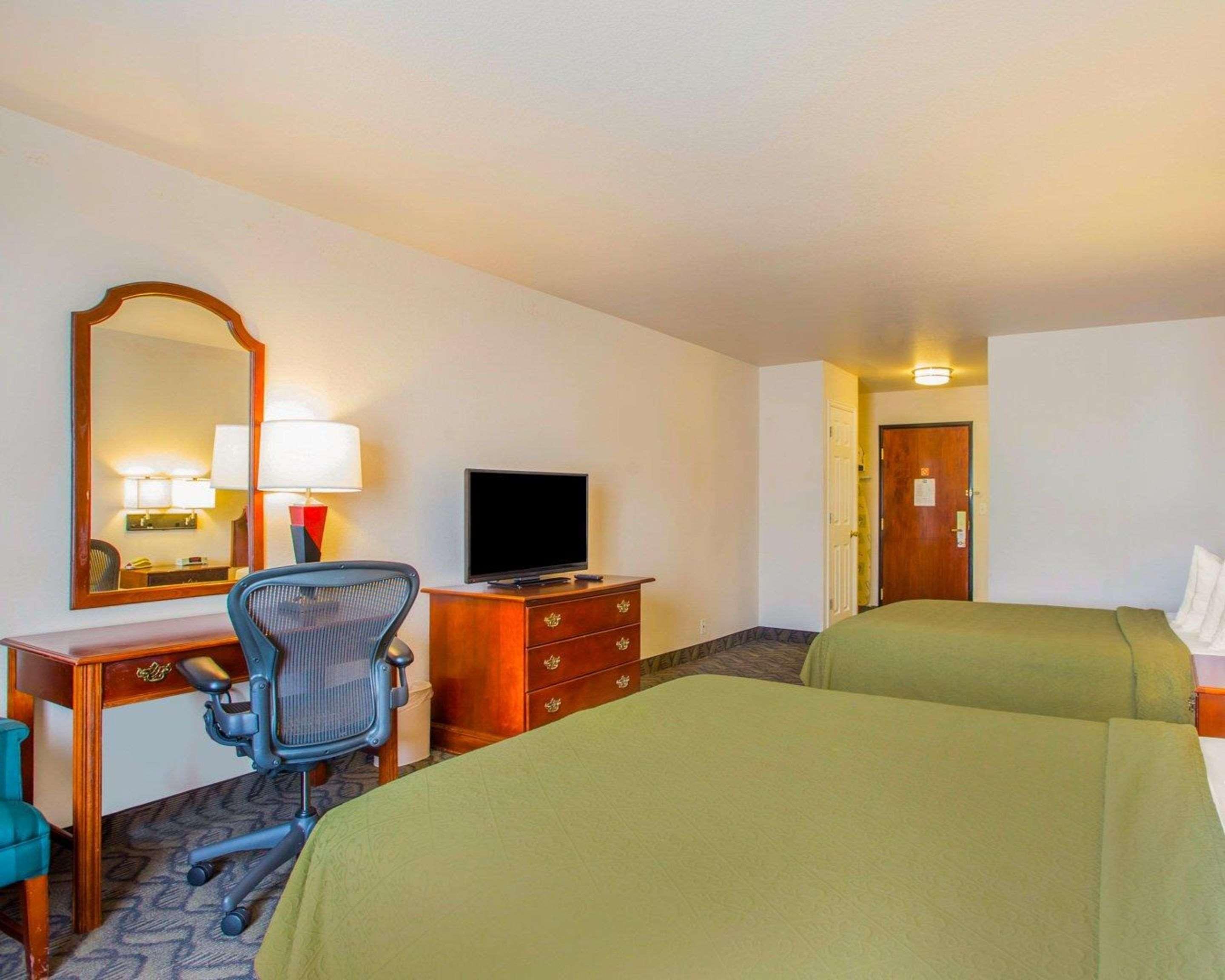 Quality & Airport West Hotel 3*