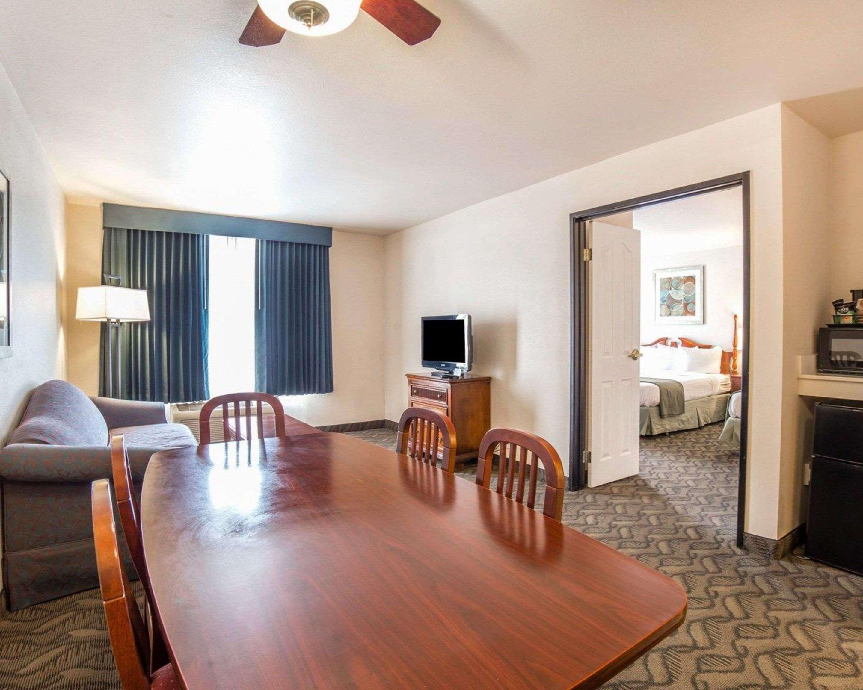 Quality & Airport West Hotel